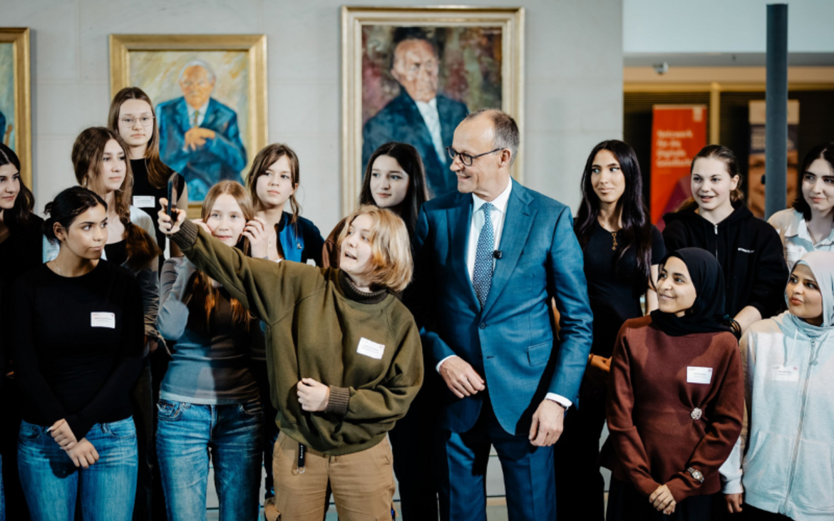 Girls'Day-Teilnehmerinnen beim Girls'Day-Auftakt 2026 mit Bundeskanzler Friedrich Merz